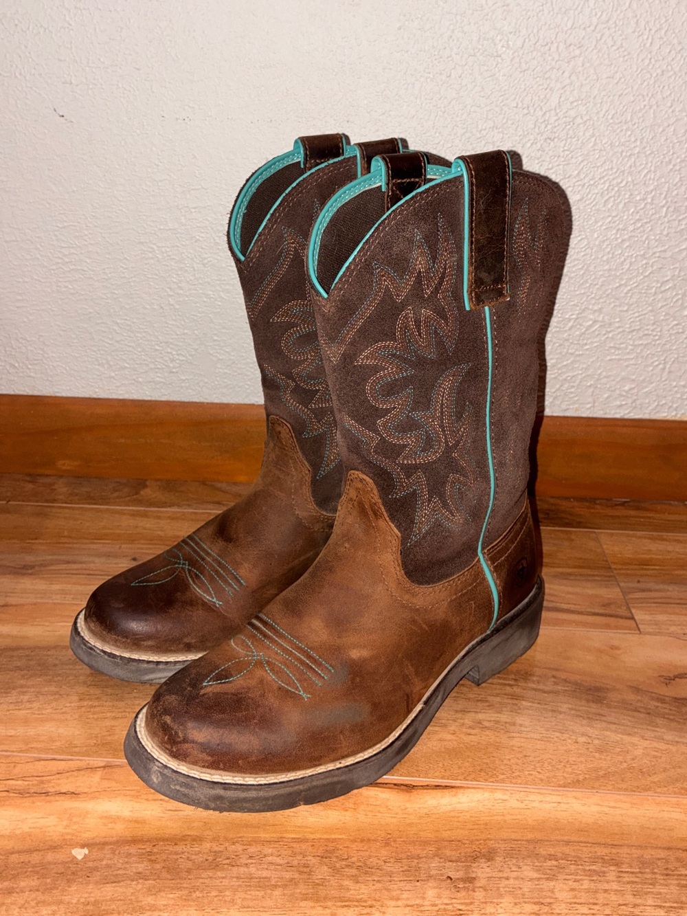 Ariat Women's Delilah Cowgirl Boots, Round Toe- size 6.5